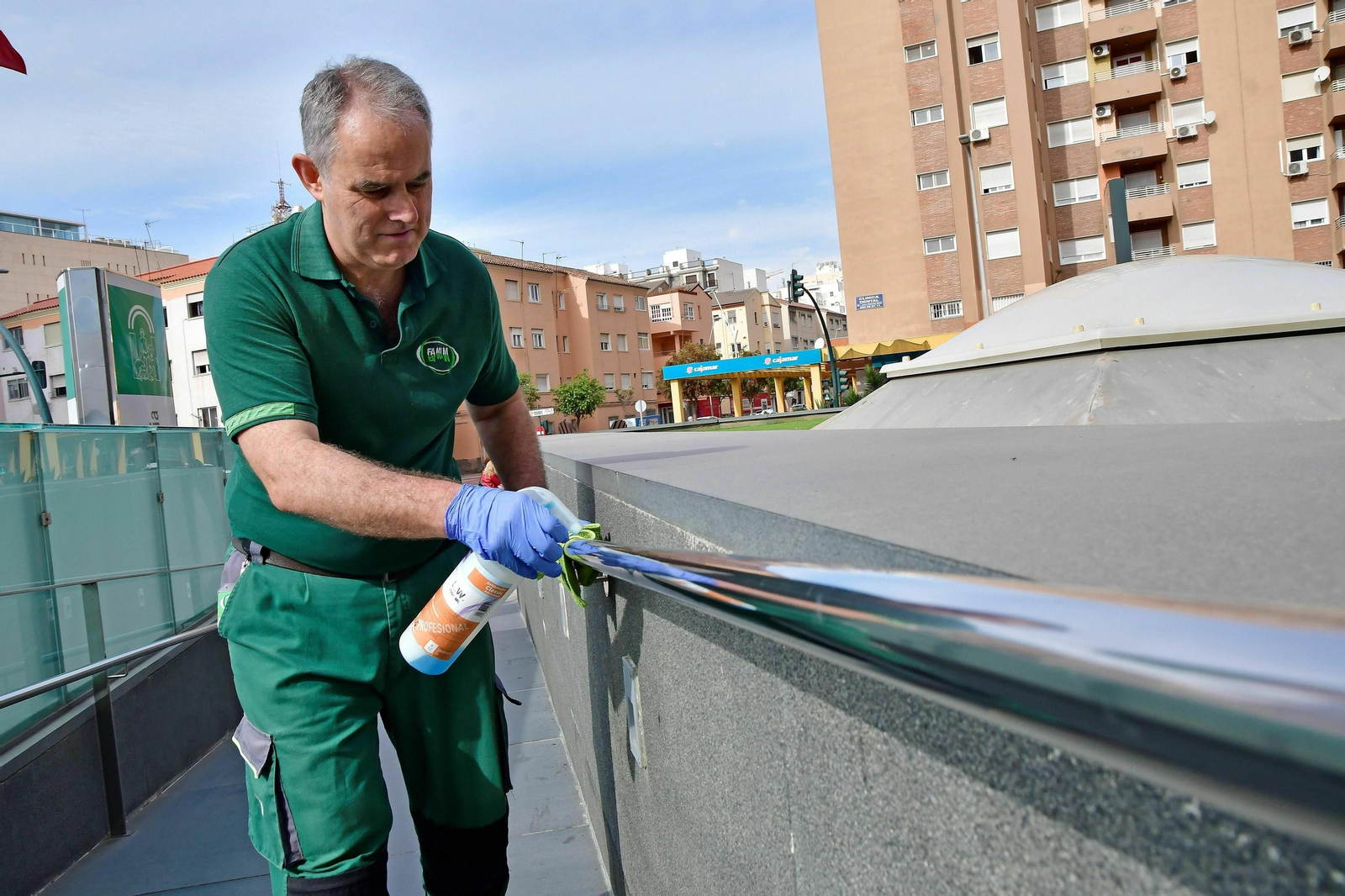 Un operario desinfecta una barandilla de la Ciudad de la Justicia.