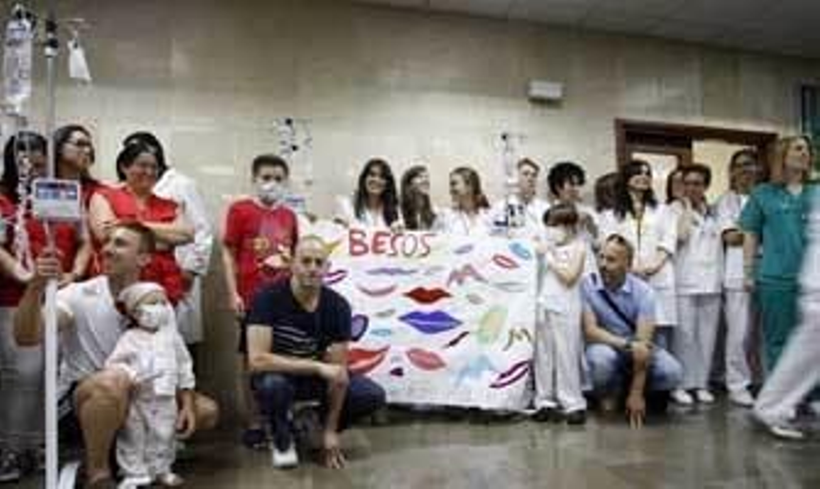 Niños, padres y profesionales del Puerta del Mar se concentraron ayer en el vestíbulo del hospital. /Joaquín Pino