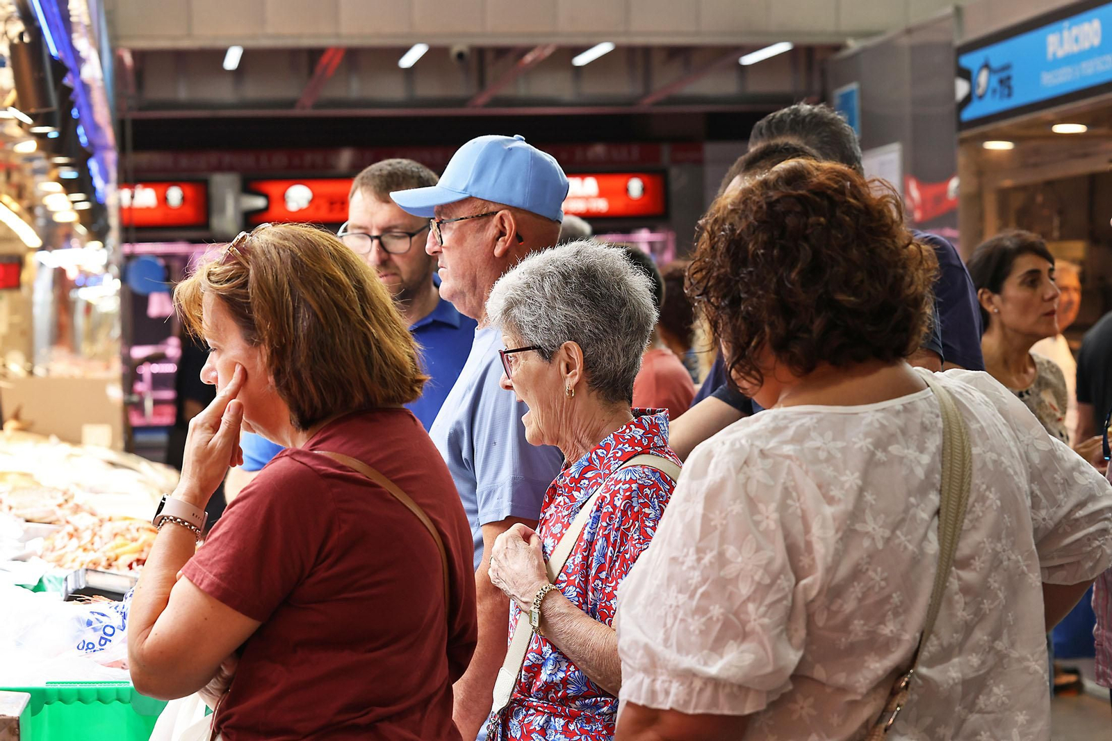 Imágenes de las compras en el entorno del Mercado del Carmen en la mañana de sábado