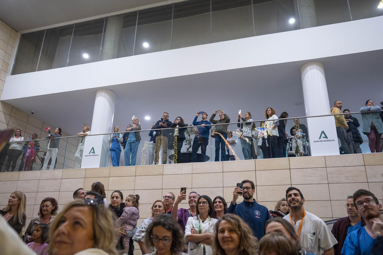El encendido del alumbrado navideño del Hospital Universitario Torrecárdenas, en imágenes