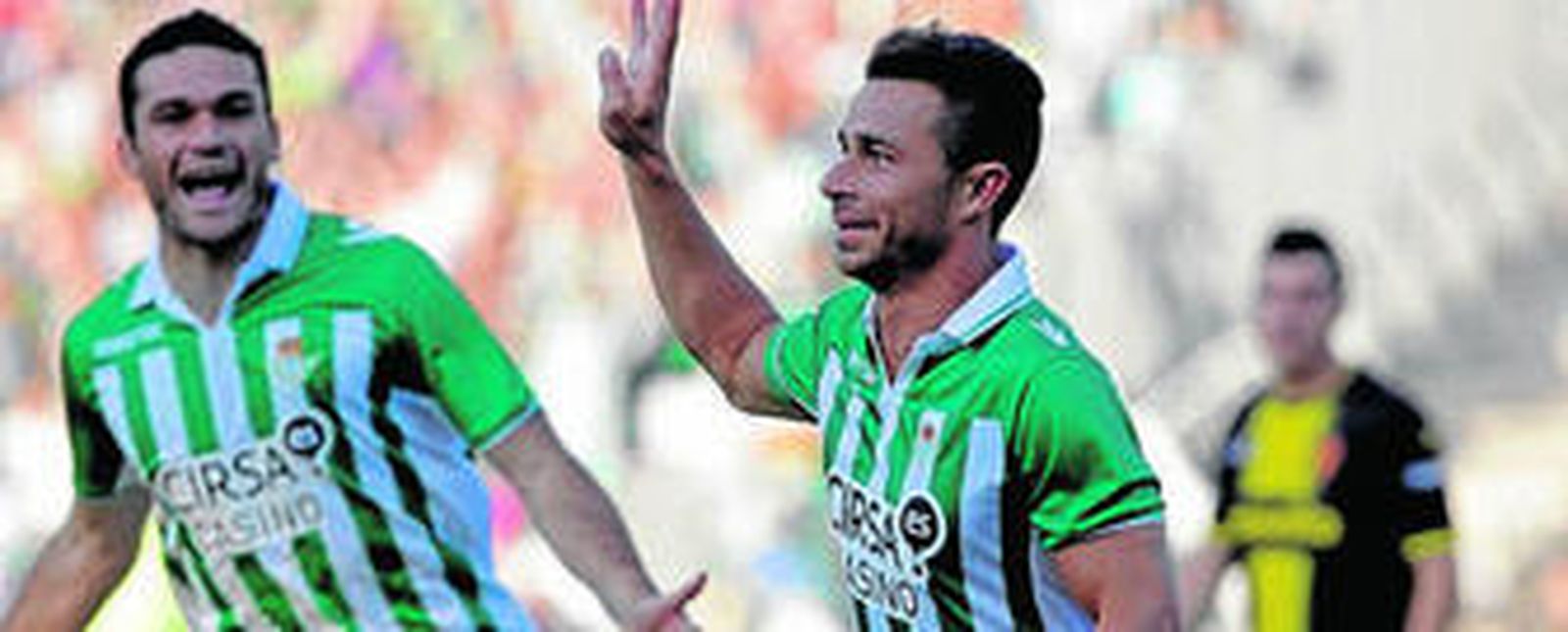 Jorge Molina y Rubén Castro celebrando un gol.