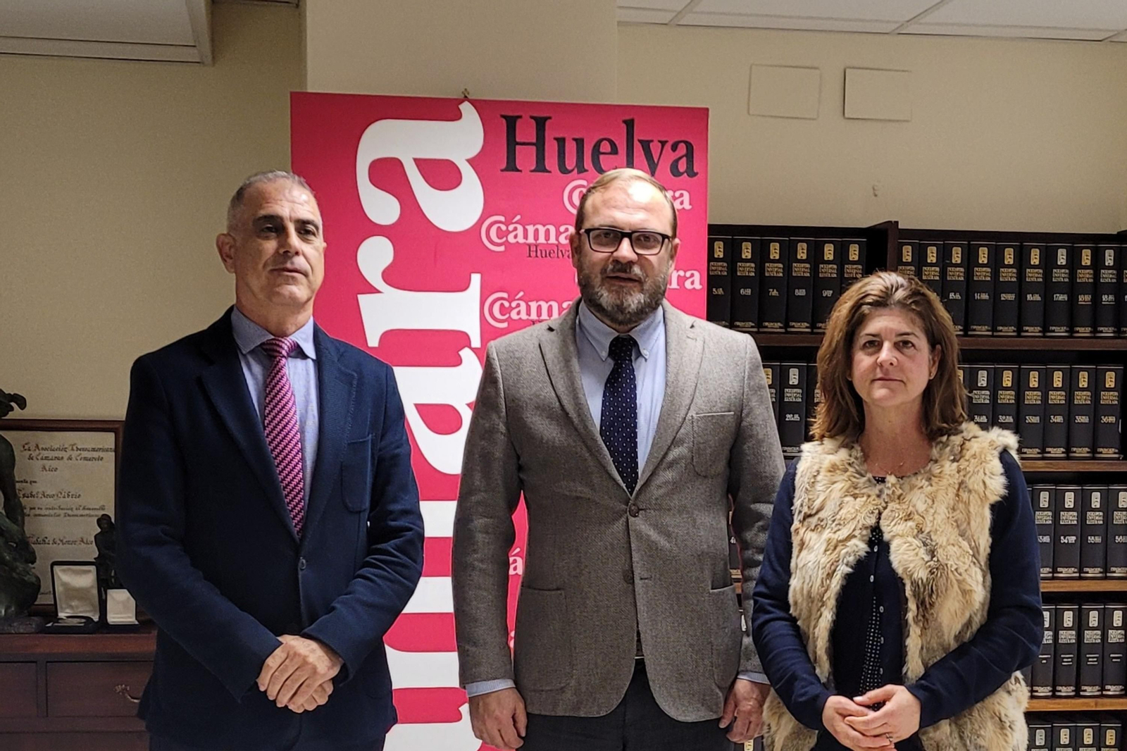 El Director General de la Cámara de Comercio, Arsenio Martínez; la secretaria general, Cinta de la Corte y el Cónsul General de Rumanía en Sevilla, Bogdan Stanescu