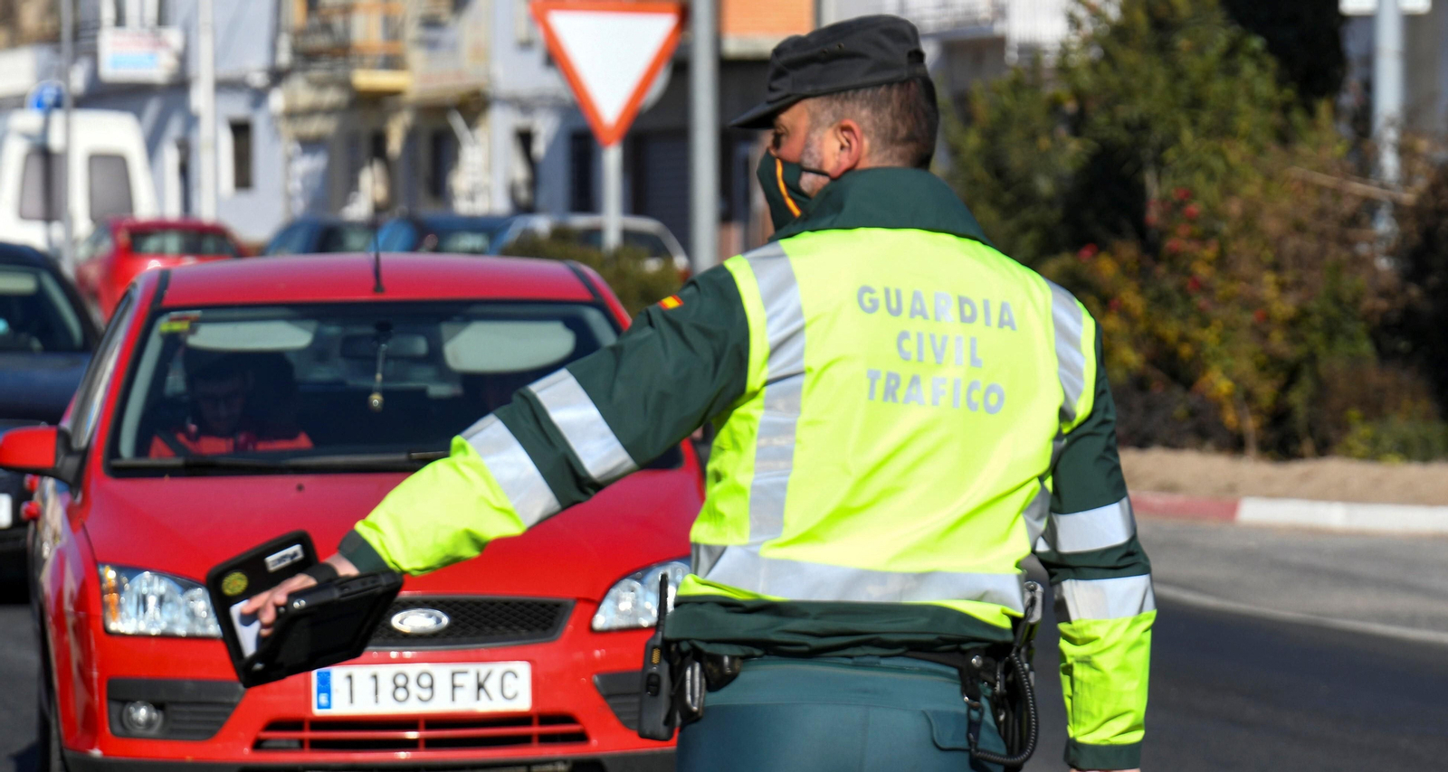 Un control de la Guardia Civil a la salida de un municipio.