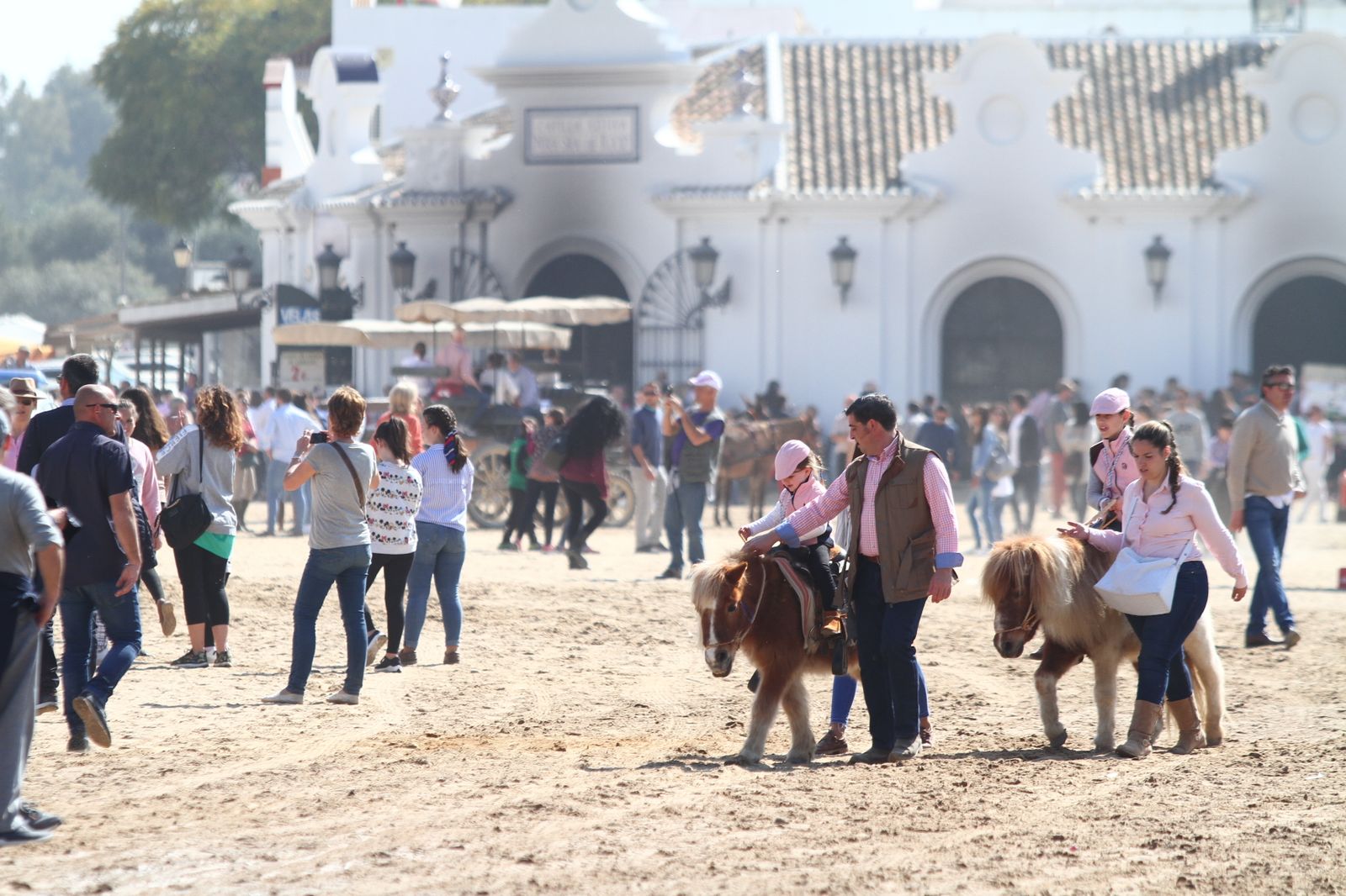 La Hermandad de Huelva se presenta ante la Virgen del Rocío en su peregrinación a la aldea almonteña