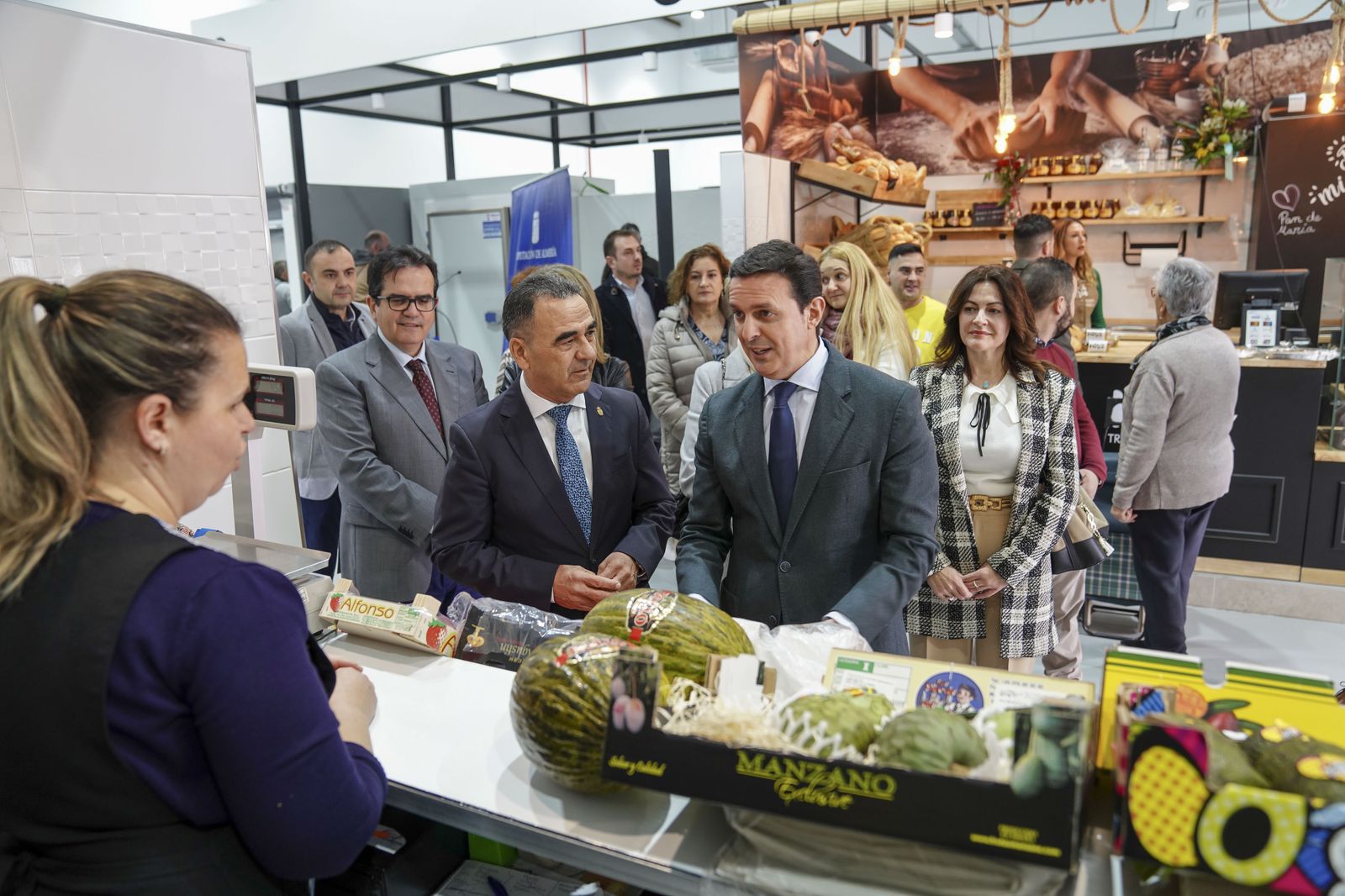 Presidente de Diputación y alcalde de La Mojonera charlan con una comerciante.