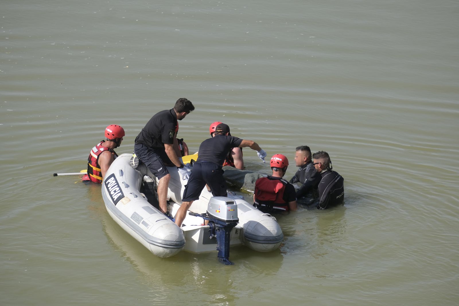 Así ha sido el rescate del cuerpo del joven ahogado en el Guadalquivir
