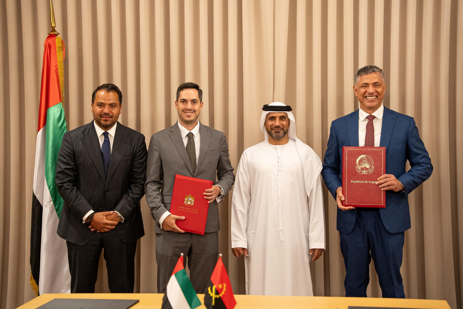 izq a der Emiliano Espinoza (Cox), Ignacio Carreras (AMEA Power), el embajador de UAE en Angola y el ministro João Baptista Borges