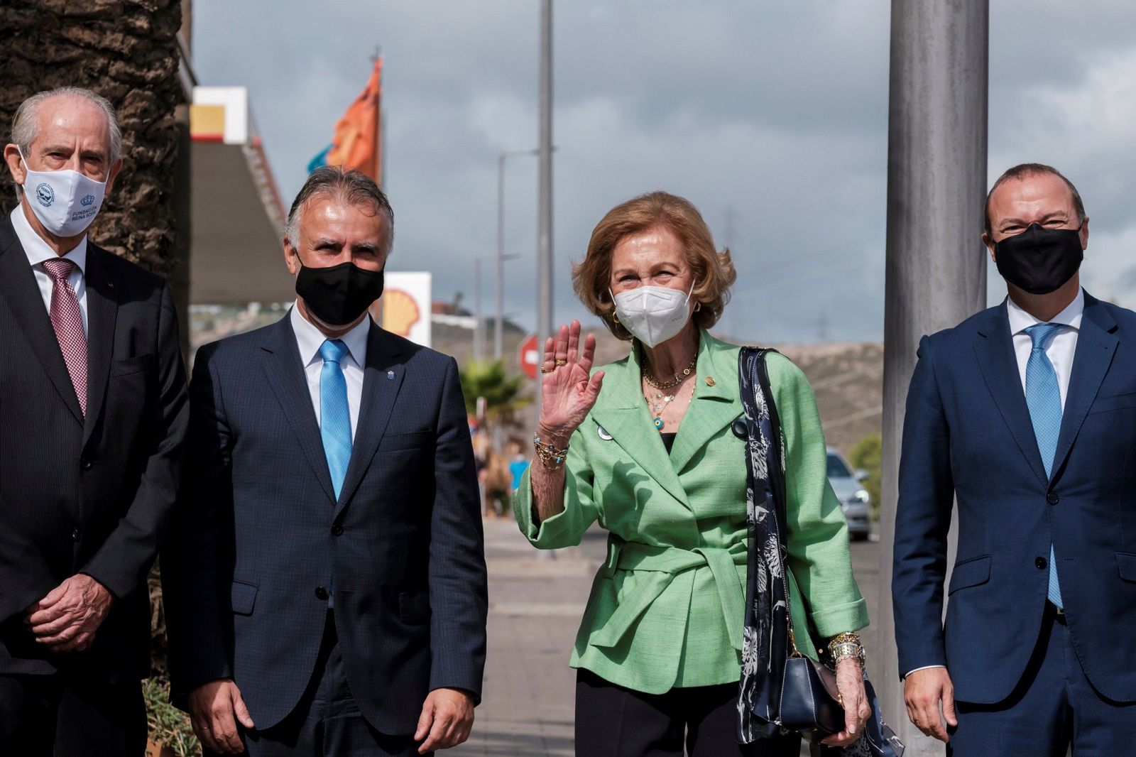 La Reina Emérita, a su llegada a Las Palmas de Gran Canaria, rodeada de las autoridades.