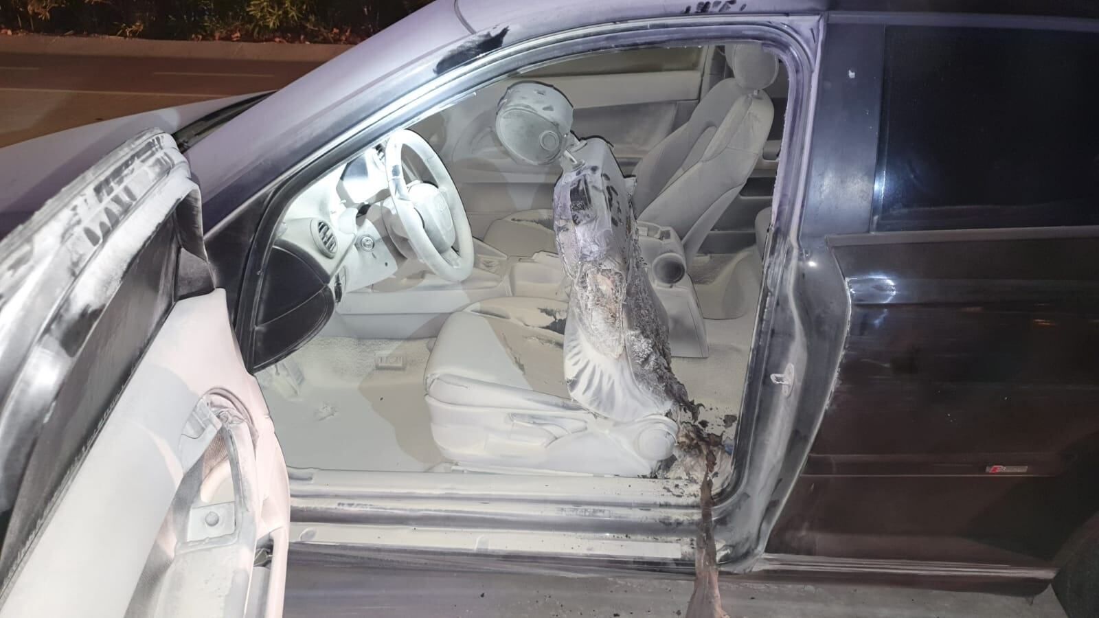 Un vehículo calcinado, presuntamente, a manos de un conductor para cobrar el seguro