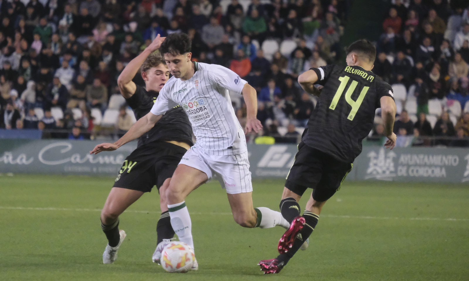 Marco Camus intenta esquivar la entrada de Nico Paz.