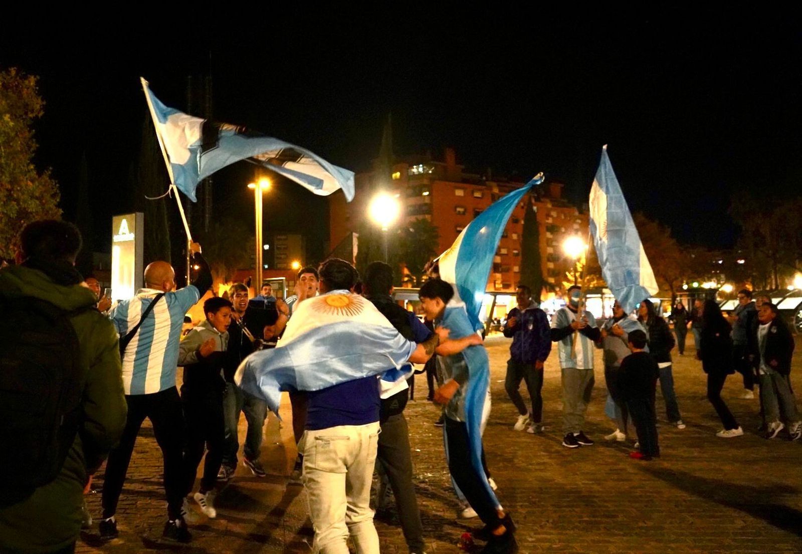 Así celebra Granada que la Argentina de Messi es campeón del mundo de fútbol