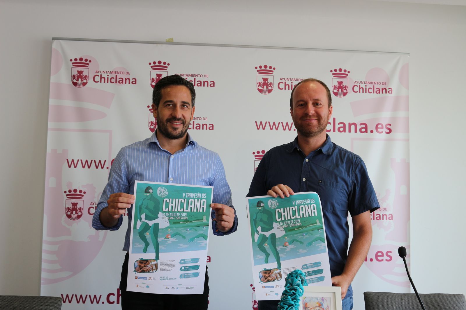 El edil de Deportes, José Manuel Vera (izquierda), junto al representante de la Fundación Vicente Ferrer, Jorge Garret.