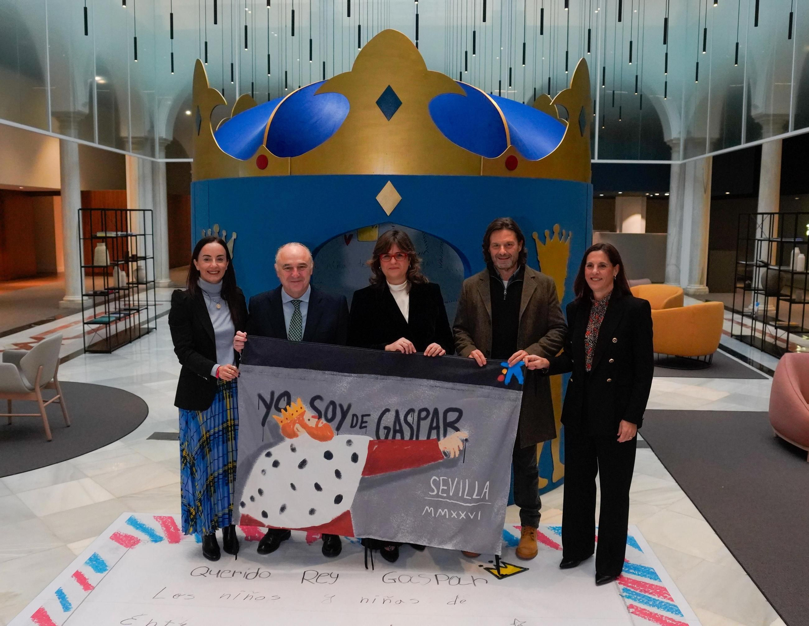 El director territorial de CaixaBank en Andalucía, Juan Ignacio Zafra, junto a los portavoces de la Asociación Entre Amigos y los artistas  artistas Pepe Yáñez y María Ortega.