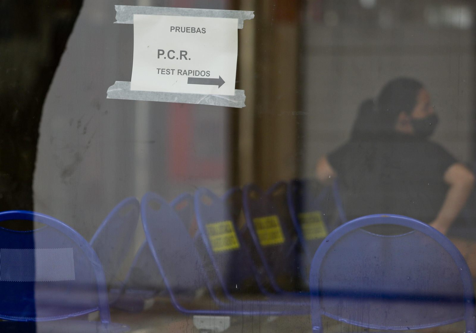 Cartel informativo sobre las pruebas PCR en un centro de salud de la capital.