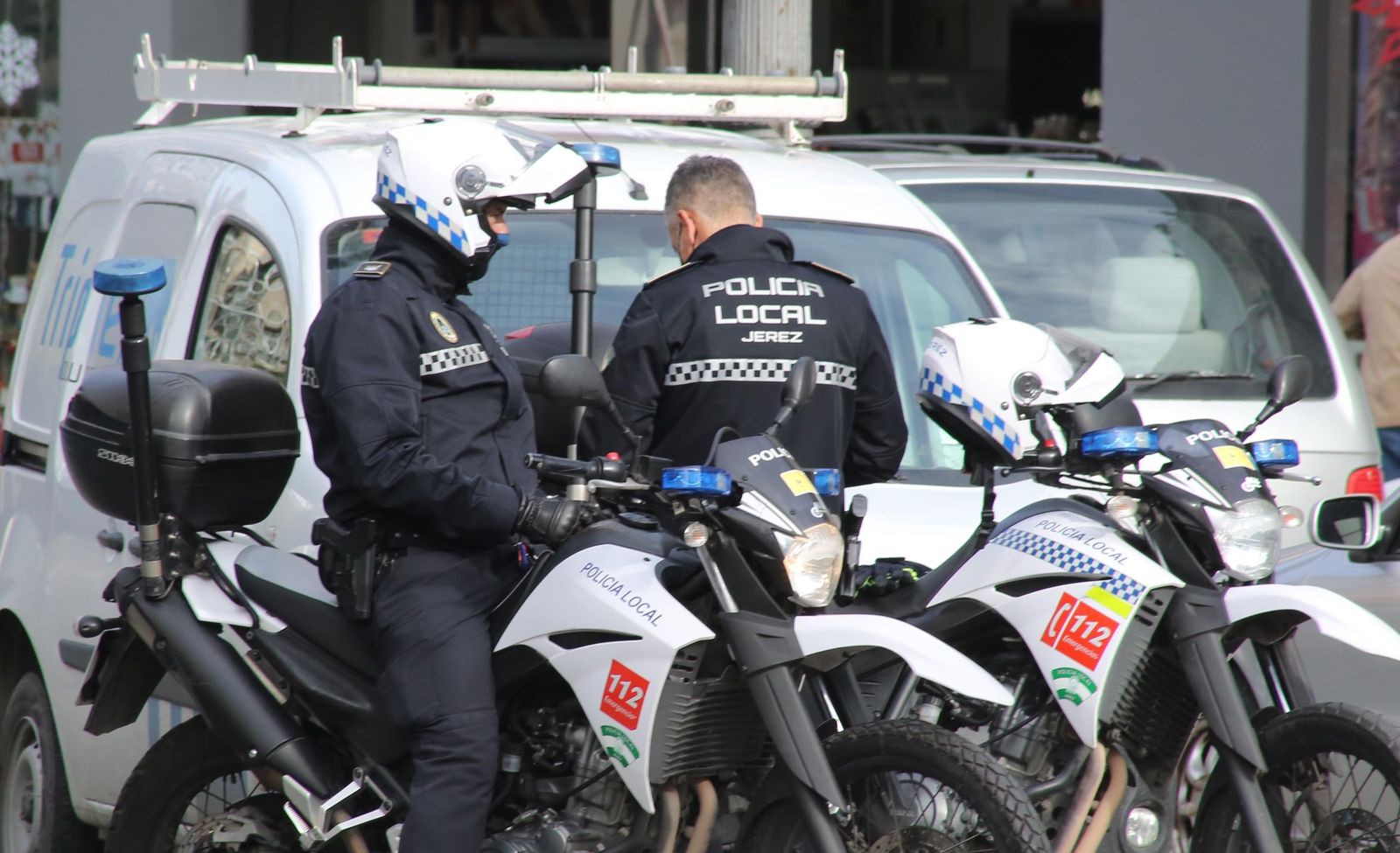 Dos agentes de Policía Local, en el centro.