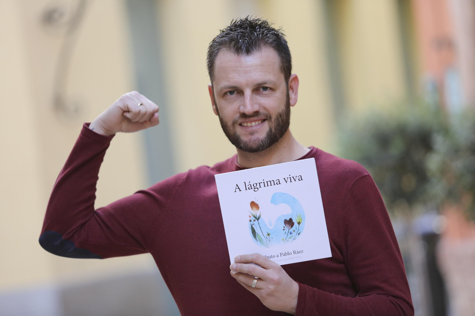 El periodista José Luis Malo muestra la portada del relato 'A lágrima viva', un tributo a Pablo Ráez.