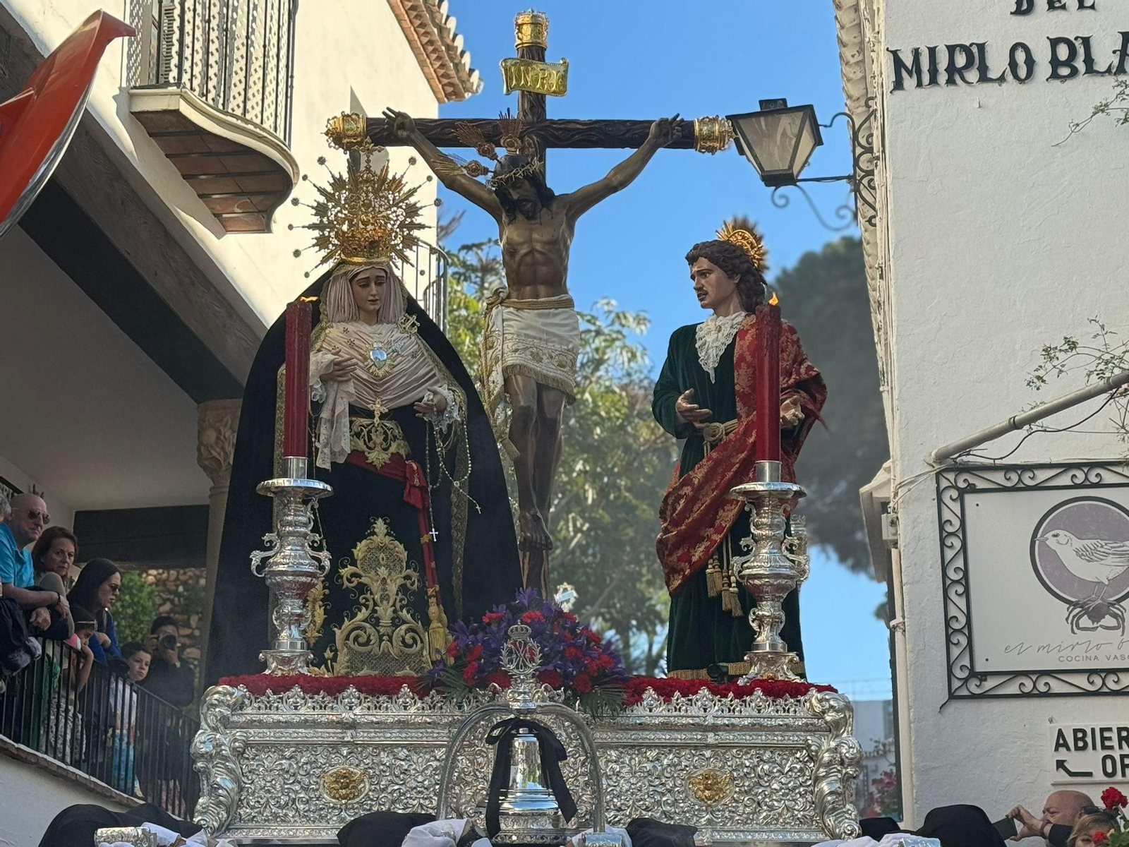 El Cristo de la Paz y el Yacente el Viernes Santo en Mijas, en imágenes