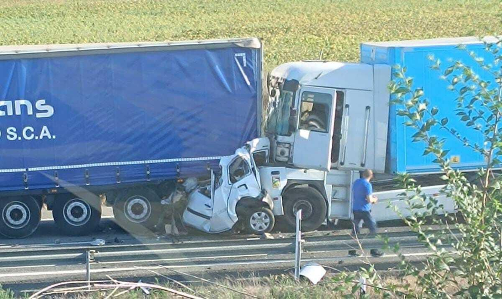 Muere un hombre de 60 años en Carmona al quedar su caravana atrapada entre dos camiones