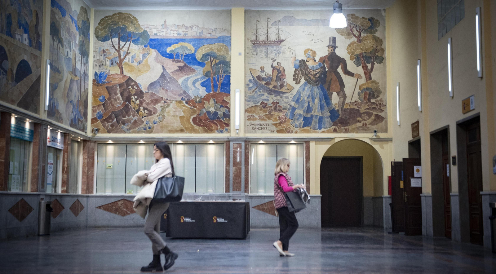 Dos mujeres en el vestíbulo de la estación de autobuses del Prado.