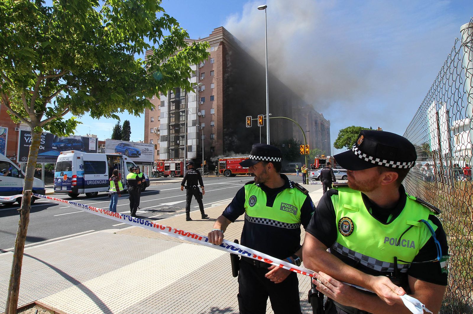 Imágenes del incendio de un bazar en la avenida de Santa Marta.
