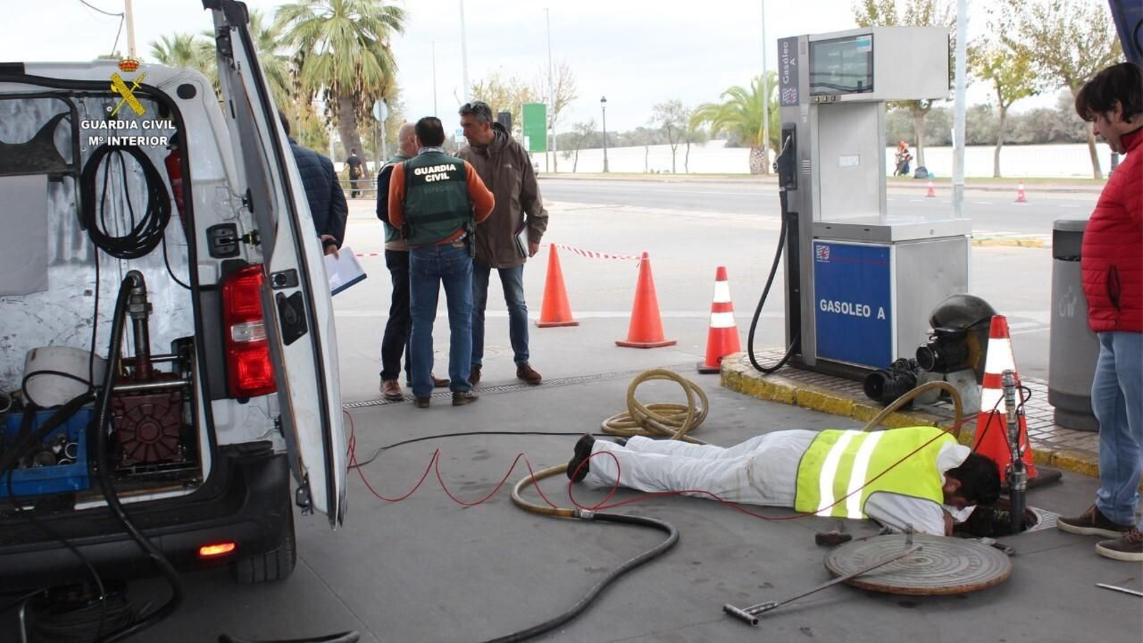 Agentes del Seprona examinando las instalaciones de la gasolinera. Agentes del Seprona examinando las instalaciones de la gasolinera.