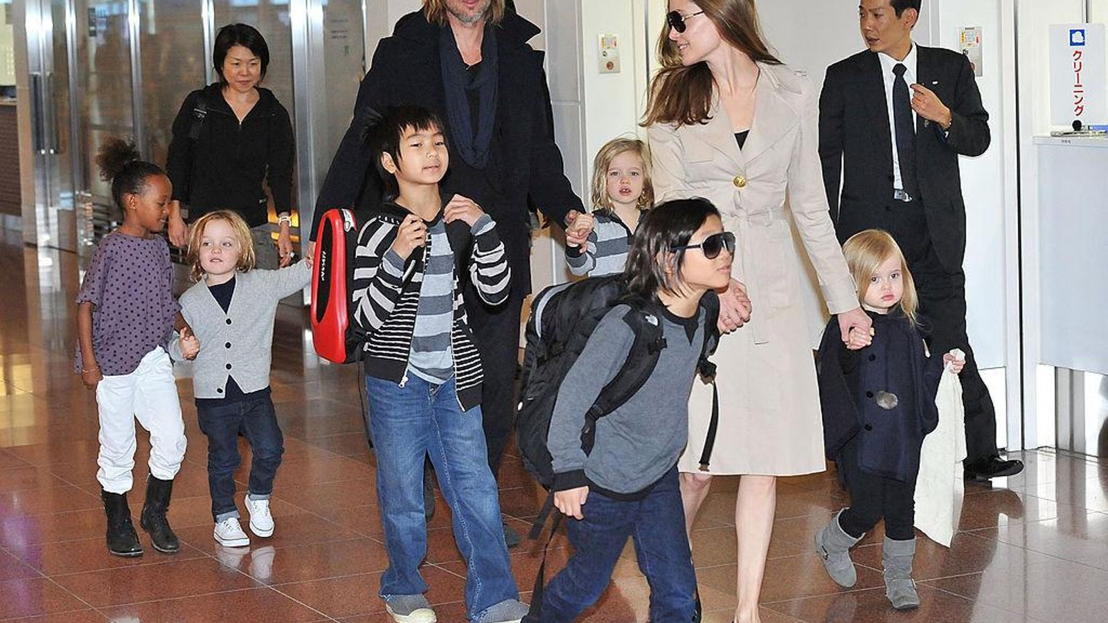 Angelina y Brad, cuando aún eran pareja, en un aeropuerto con sus seis hijos.