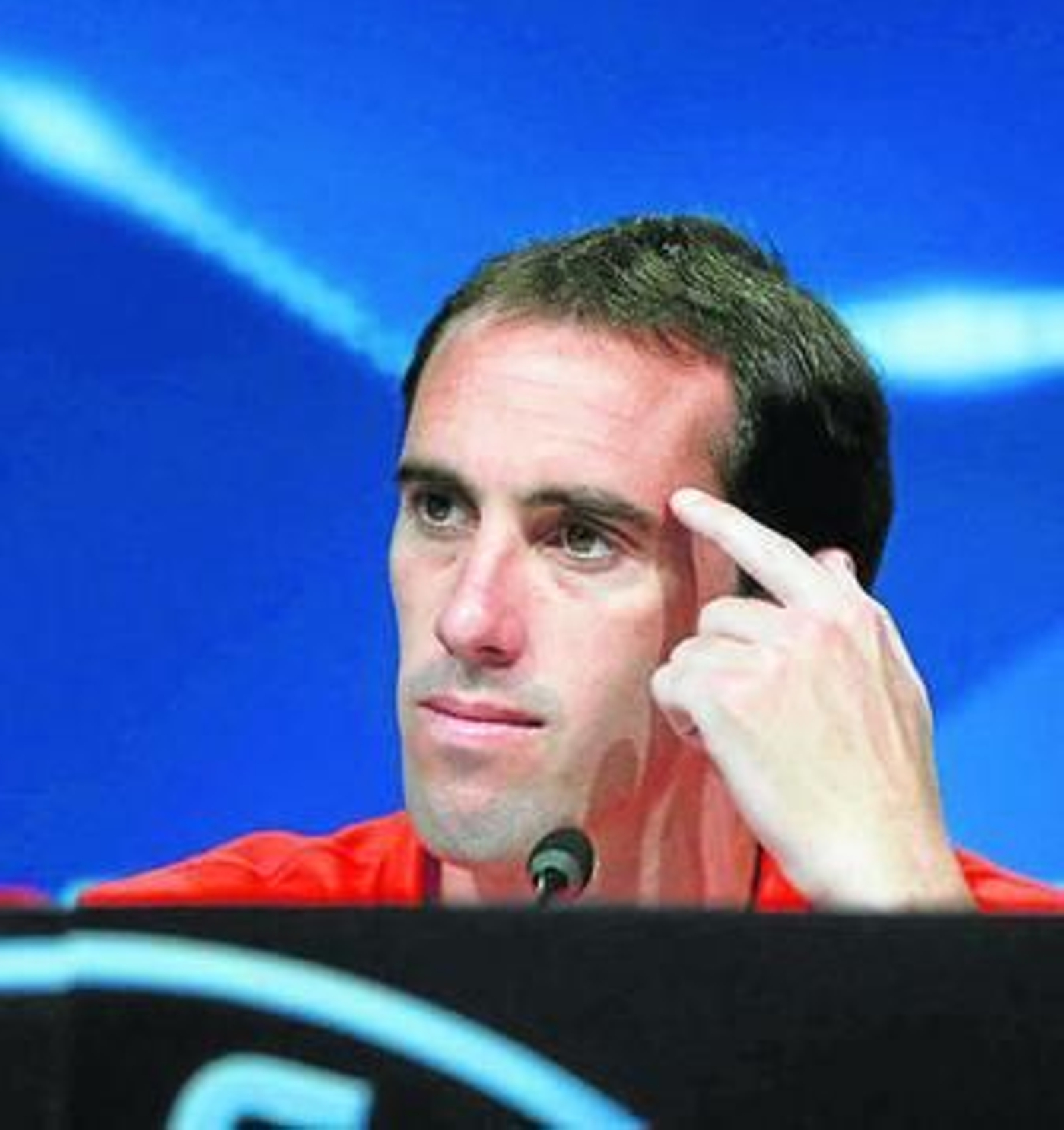 Godín ayer durante la rueda de prensa previa de Champions.