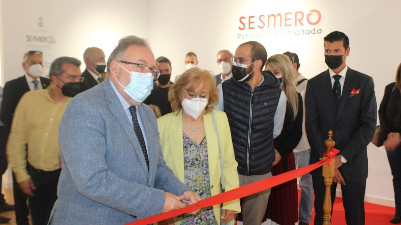 El alcalde corta la cinta.