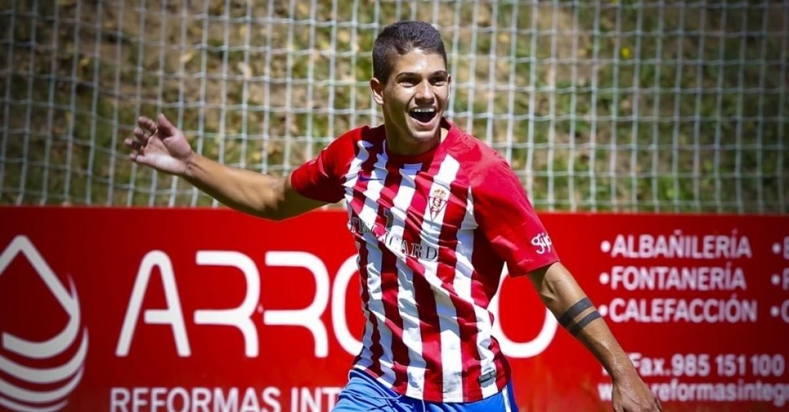 Berto González celebra un gol con el filial del Sporting de Gijón.