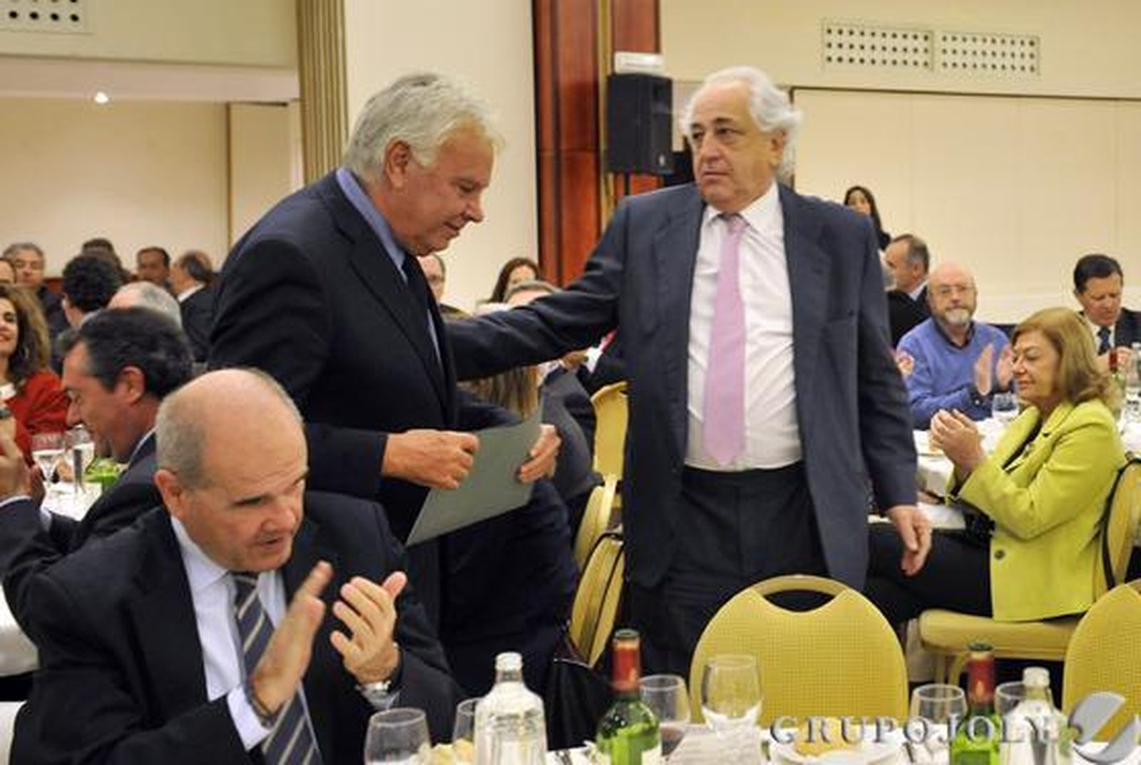 Enrique Ruiz, presidente de Laboratorios VIR, saluda a Felipe González, en presencia de Manuel Chaves.

Foto: Juan Carlos Vázquez / Belén Vargas/ Manuel Gómez
