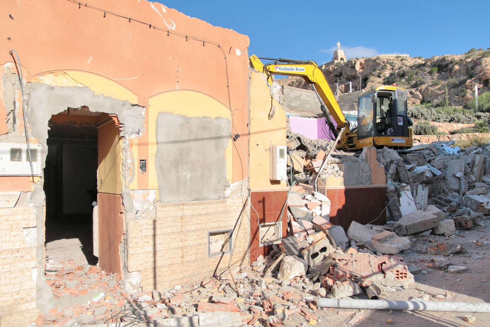 Las imágenes del derribo de las casas del entorno de la Alcazaba