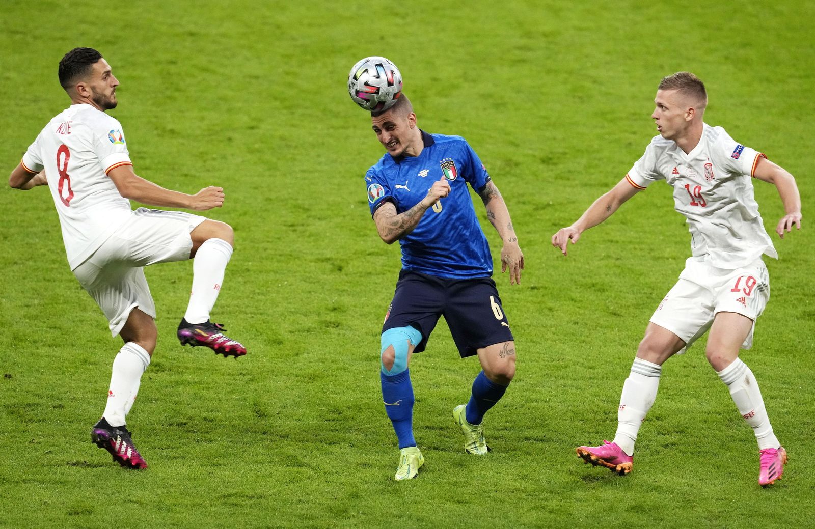 Verratti toca de cabeza ante Koke y Dani Olmo.