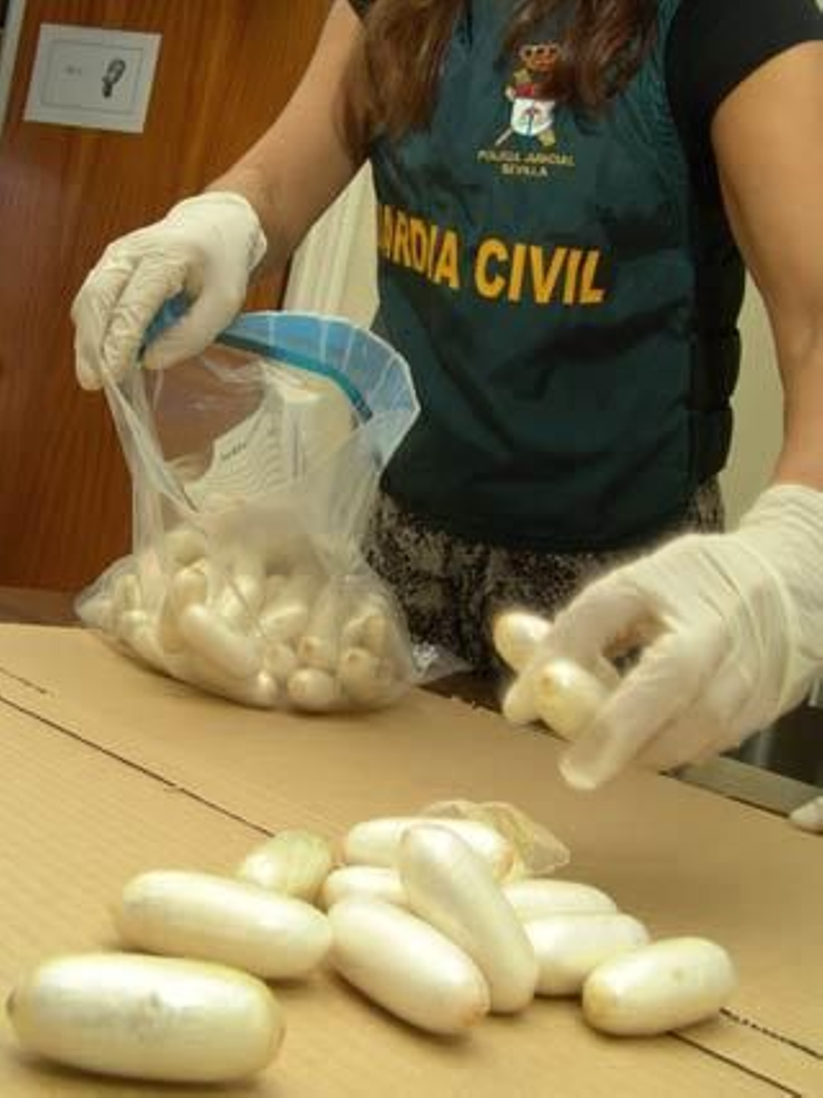 Detenidos dos 'muleros' con 147 bellotas de cocaína en el cuerpo