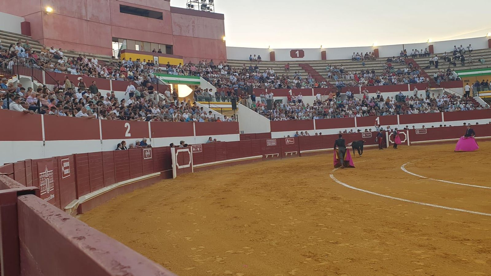 Numeroso público se congregó en los tendidos del coso utrerano.