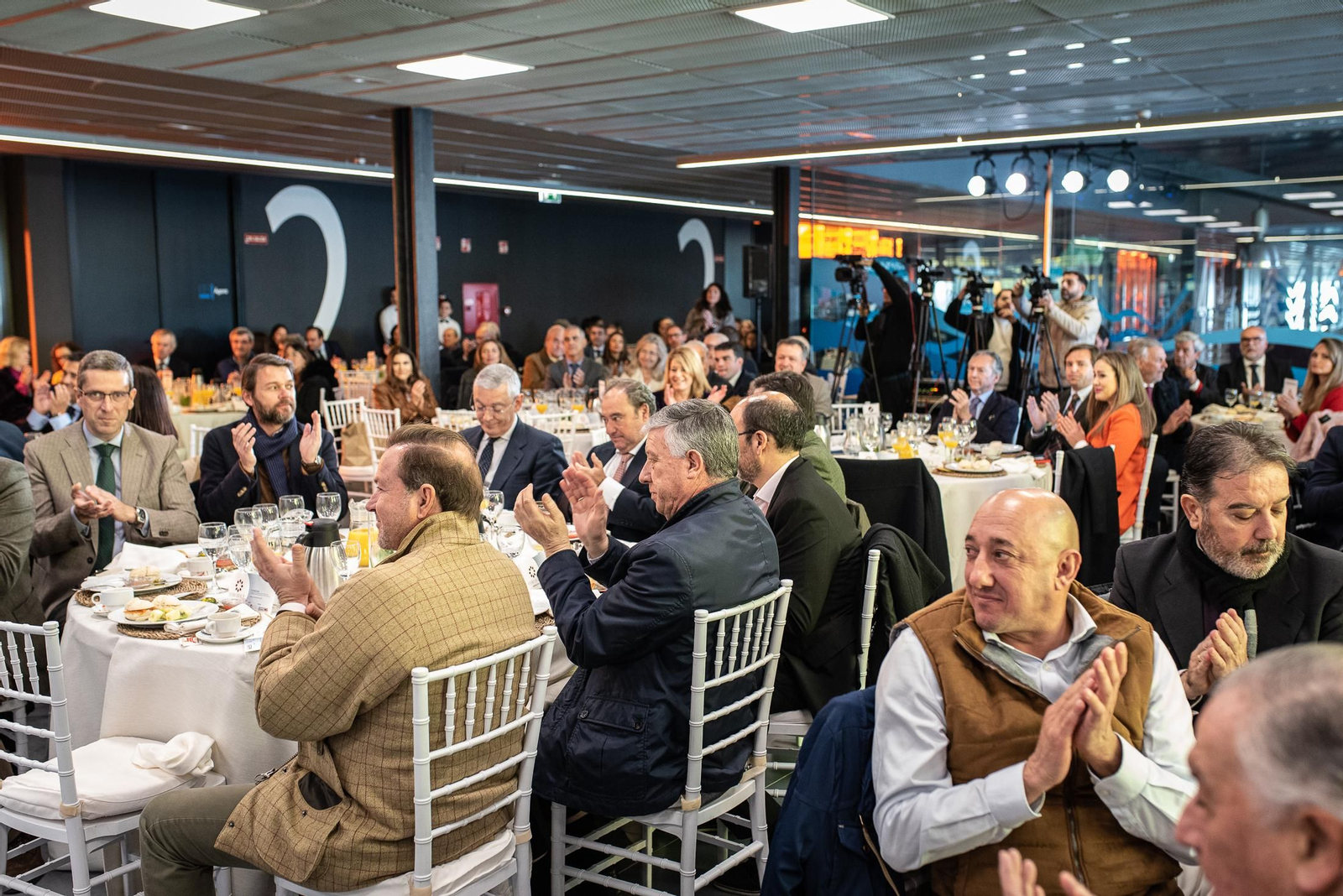 Imágenes de los invitados a la conferencia y desayuno-coloquio con Antonio Sanz en el Foro Joly Andalucía