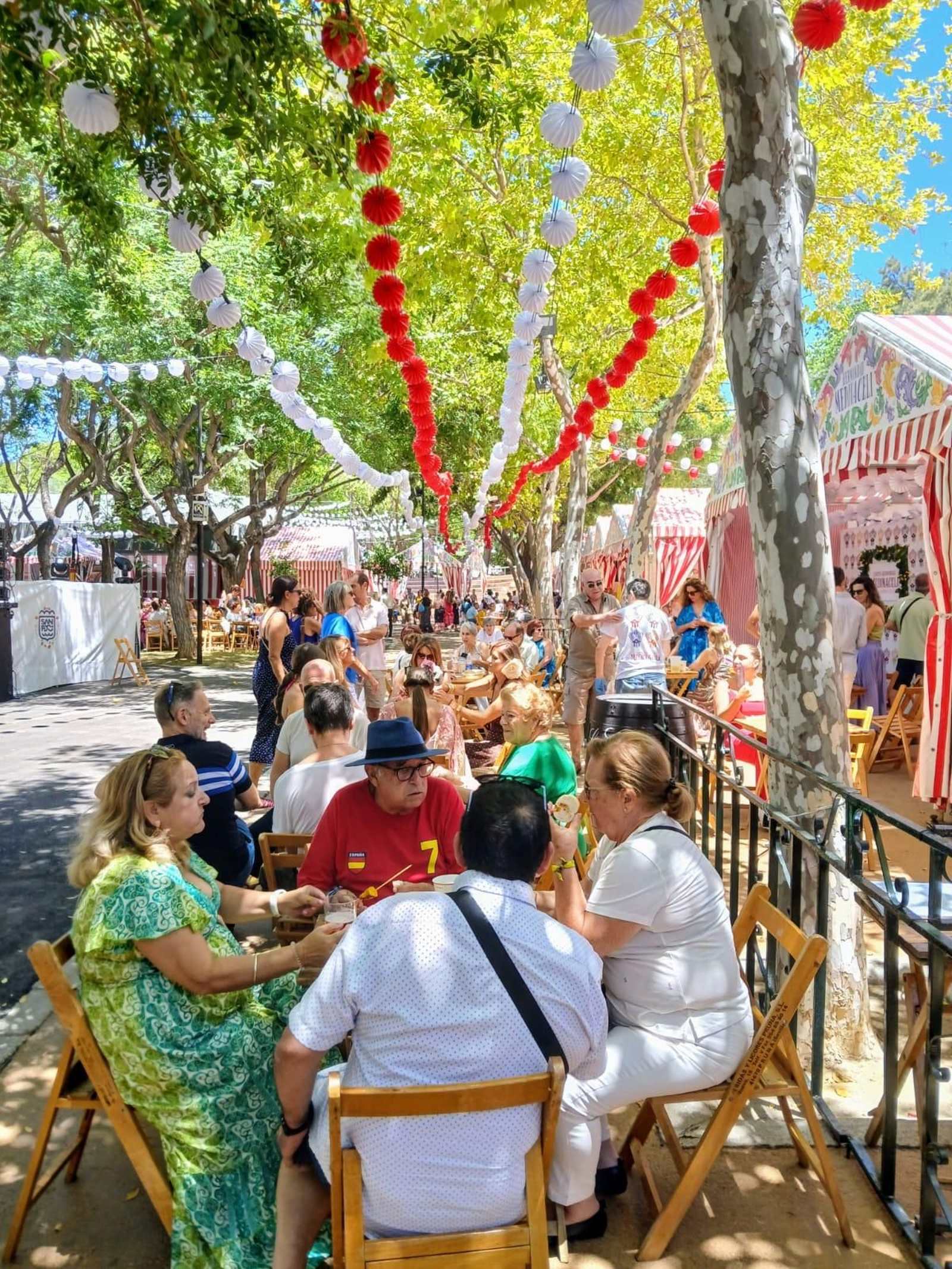 Búscate en las imágenes del Día de la Mujer de la Feria de San Fernando 2024