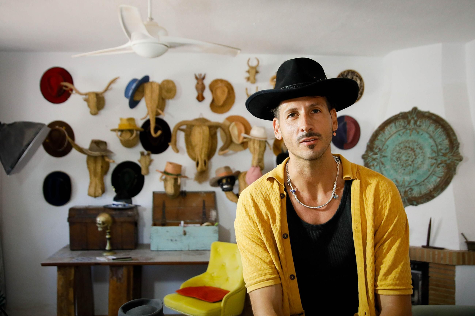 Imágenes del proceso creativo en sombreros de Alejandro Mateo