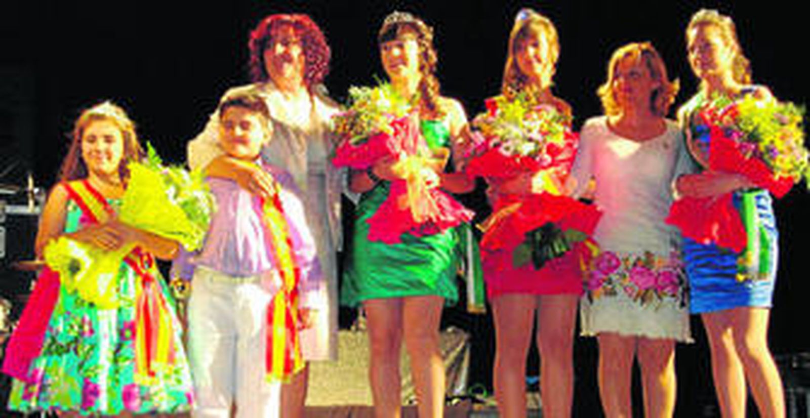 La alcaldesa, Sonia Ferrer, con la pareja infantil, la pregonera, Dolores Sierra, y las nuevas damas y reina de las fiestas 2011.