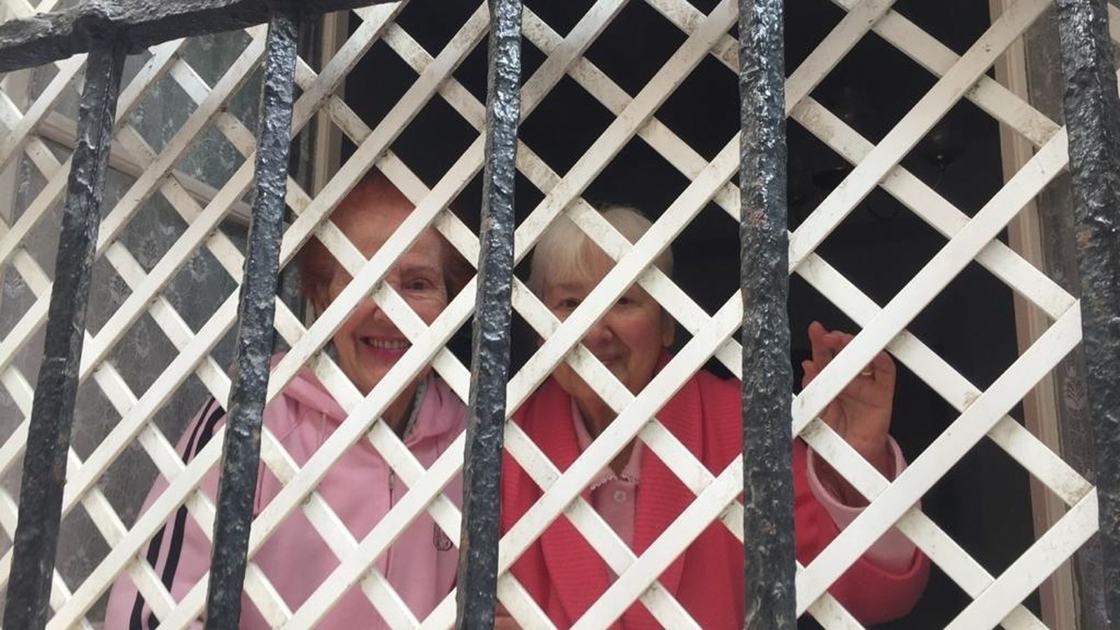 Chari y Paqui Romero posan tras la ventana.