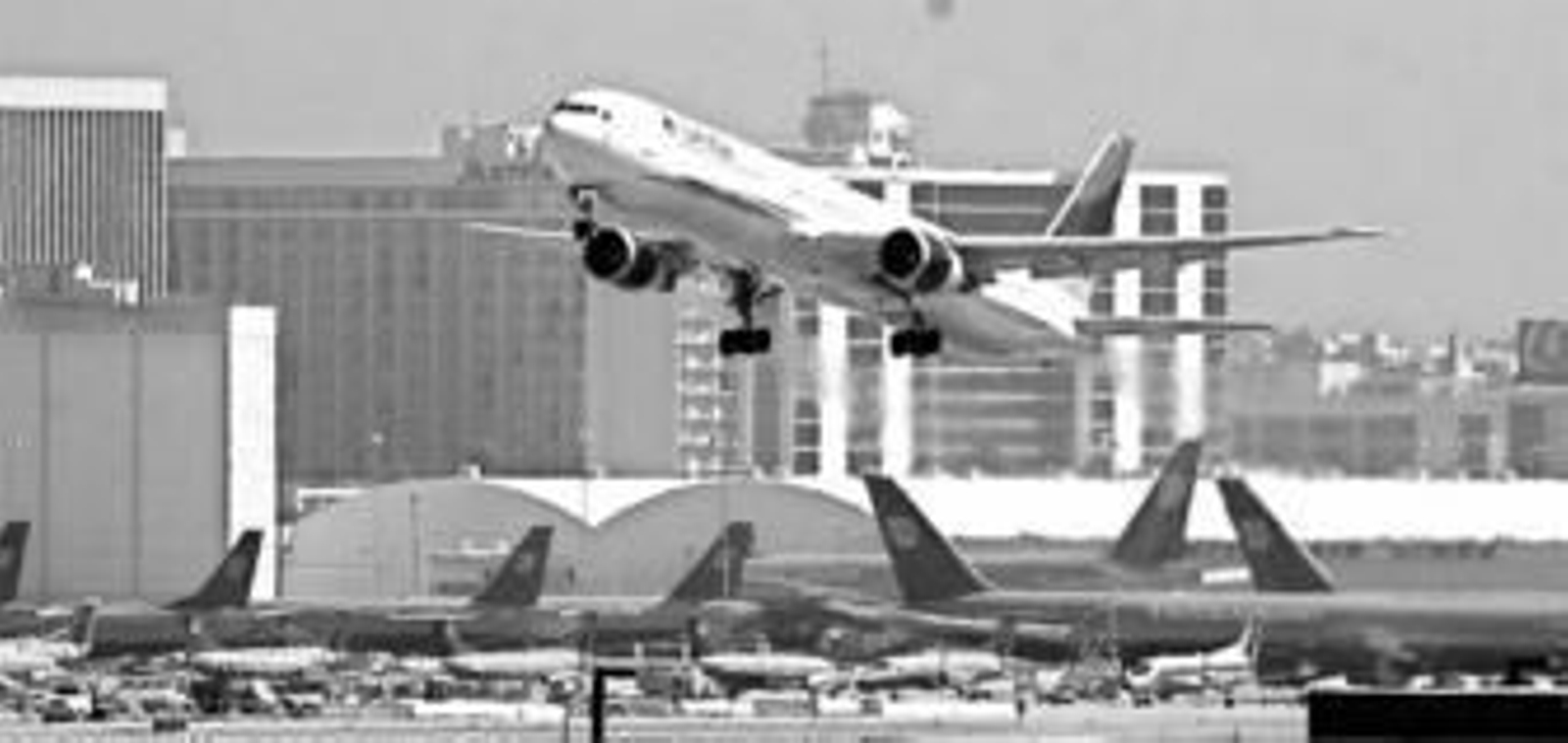 Un avión de la compañía Delta Airlines en el aeropuerto de Los Ángeles (EEUU).