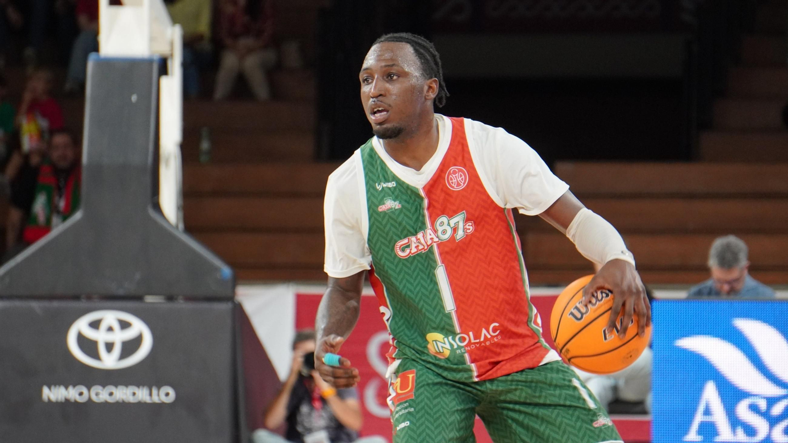 Clarke controla el balón durante el encuentro ante el CB Toledo.