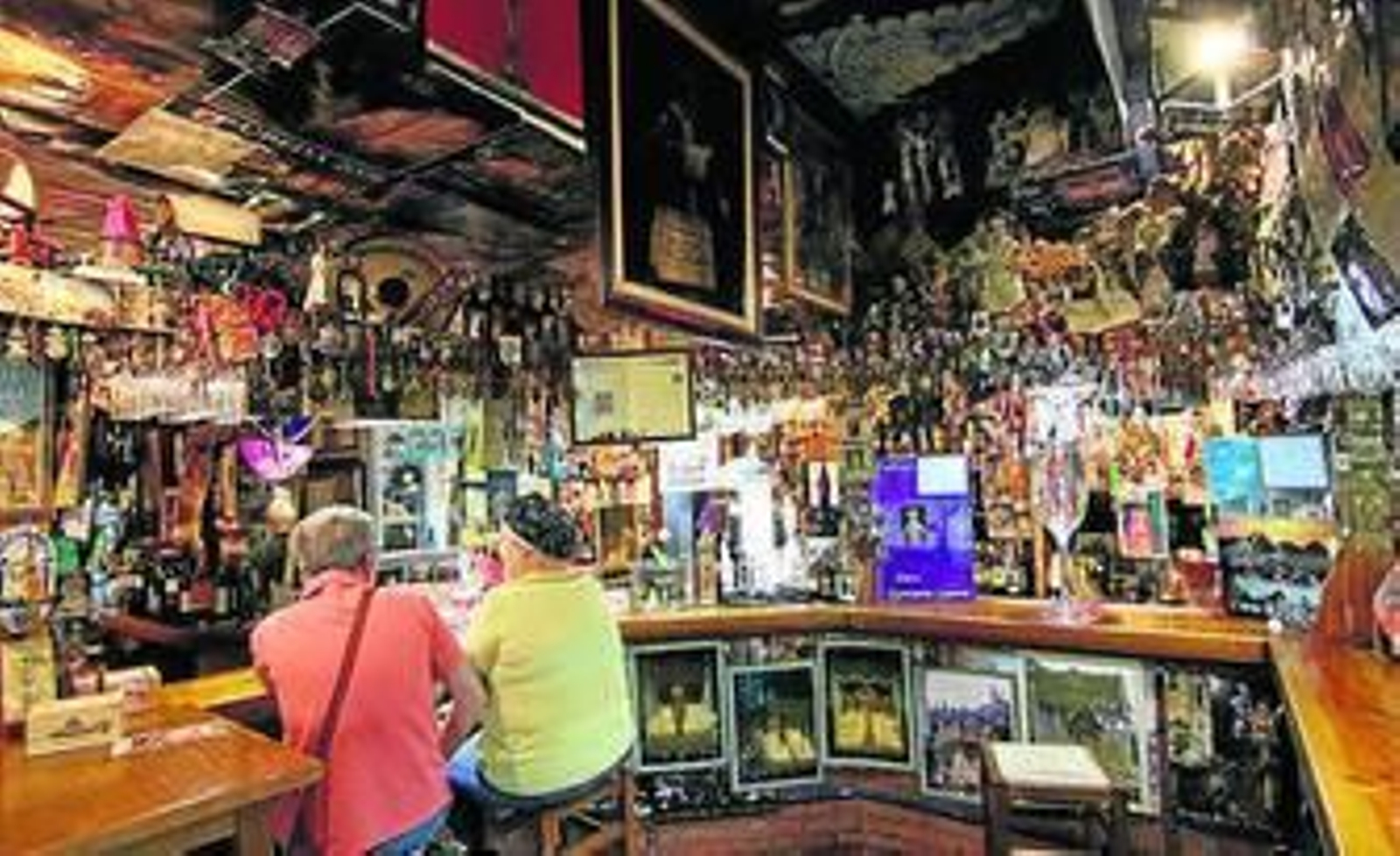 Vicente del Paso lleva alrededor de tres décadas disfrutando de sus dos pasiones: la restauración y la Semana Santa.