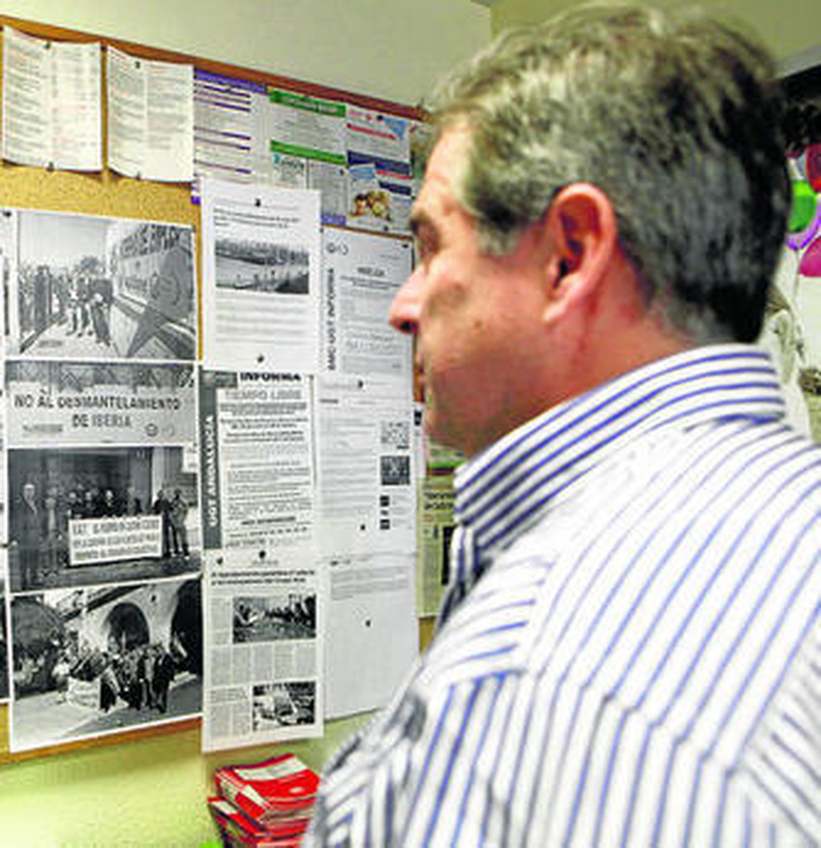 Andreu observa imágenes y recortes de prensa en la sede de UGT-Cádiz, en una foto de archivo.