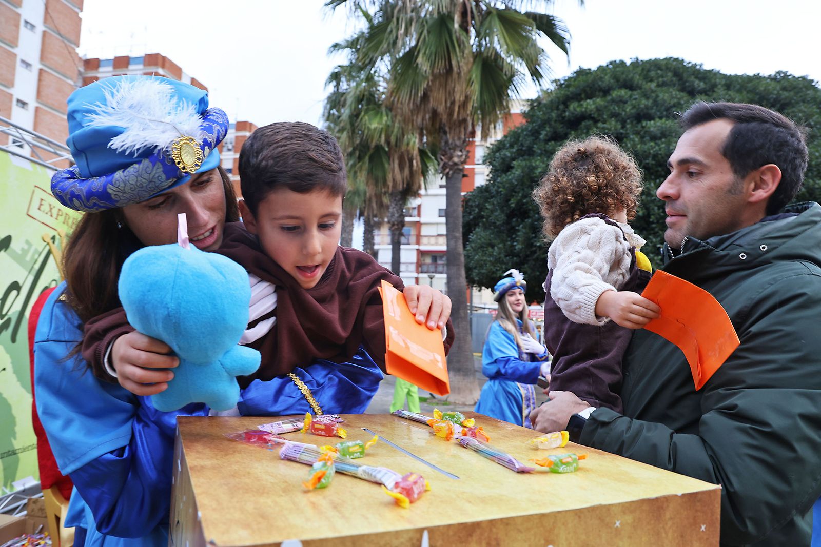 Los Pajes Reales recogen las cartas de los más pequeños en la Plaza Houston