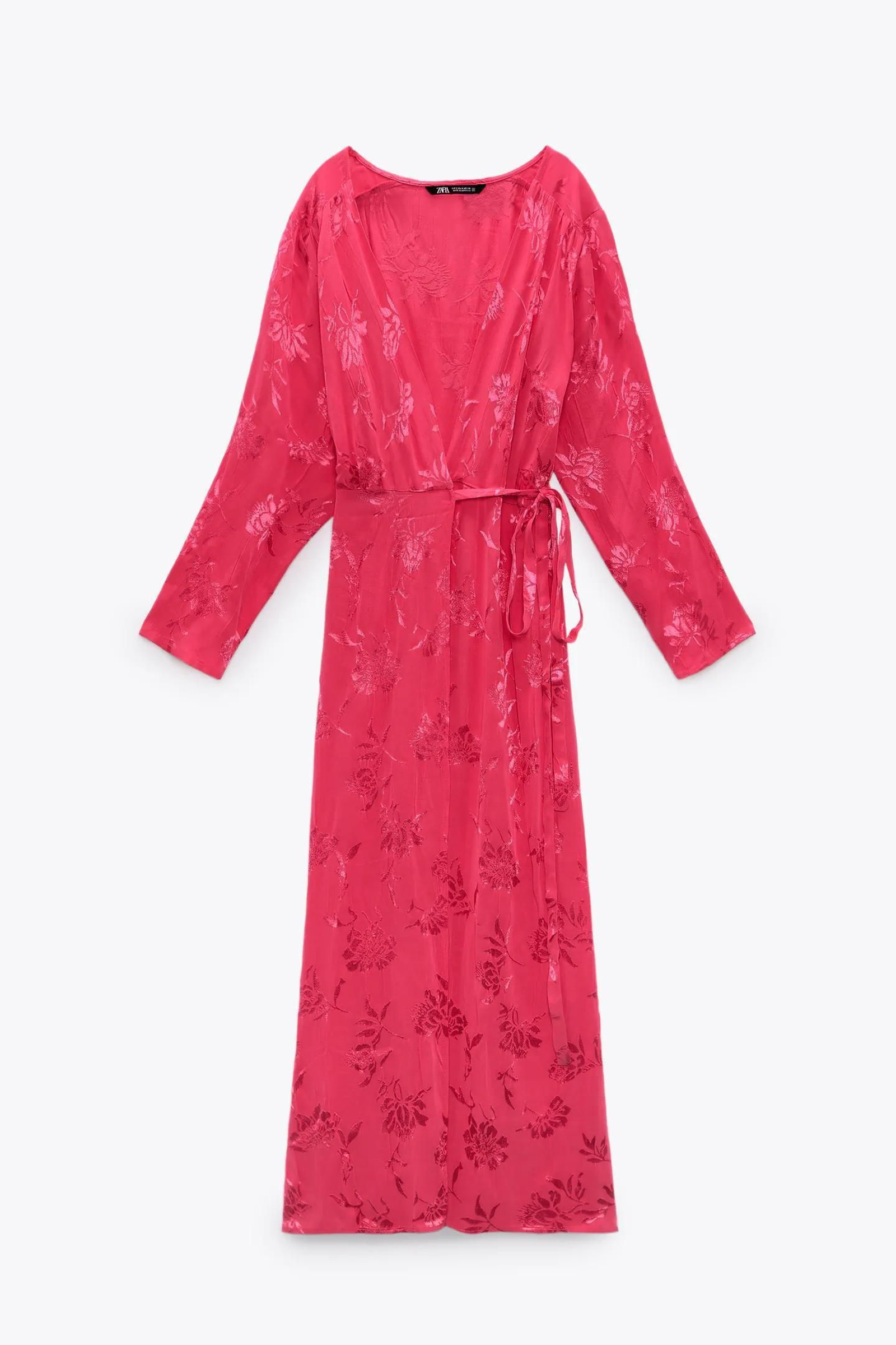 Vestido cruzado jacquard de Zara.