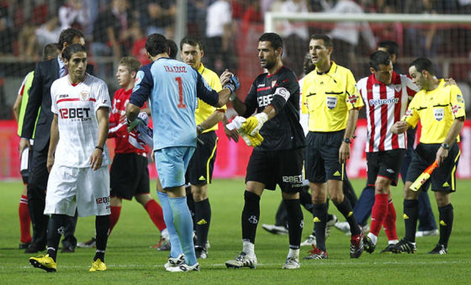 El Sevilla vence 4-3 al Athletic de Bilbao en el Sánchez Pizjuán con dos goles de Luis Fabiano y dos de Kanoute de penalti. / Antonio Pizarro