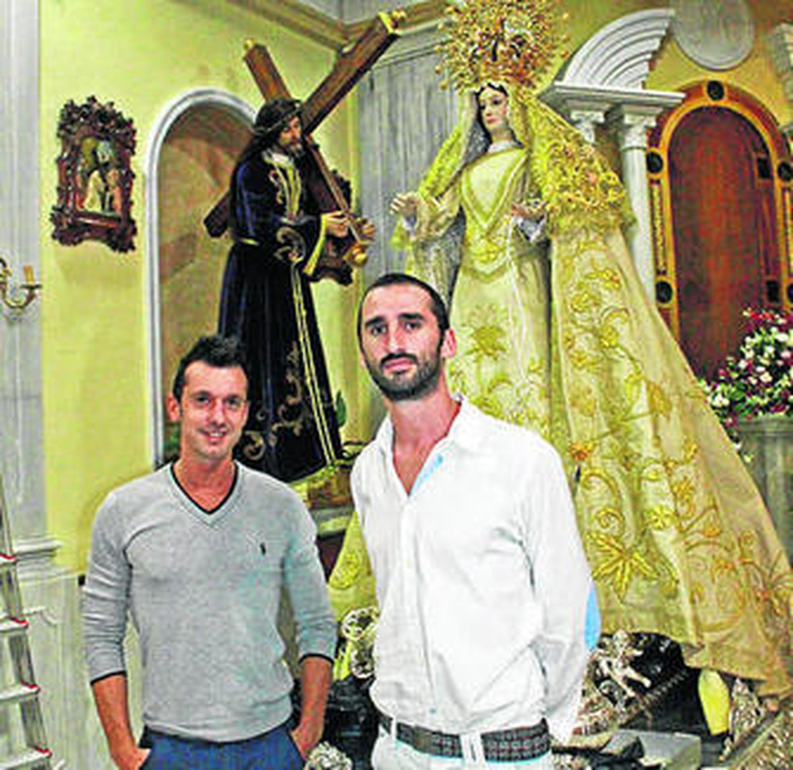 Juan Carlos Onieva y Luis Sergio Torres ante la patrona.