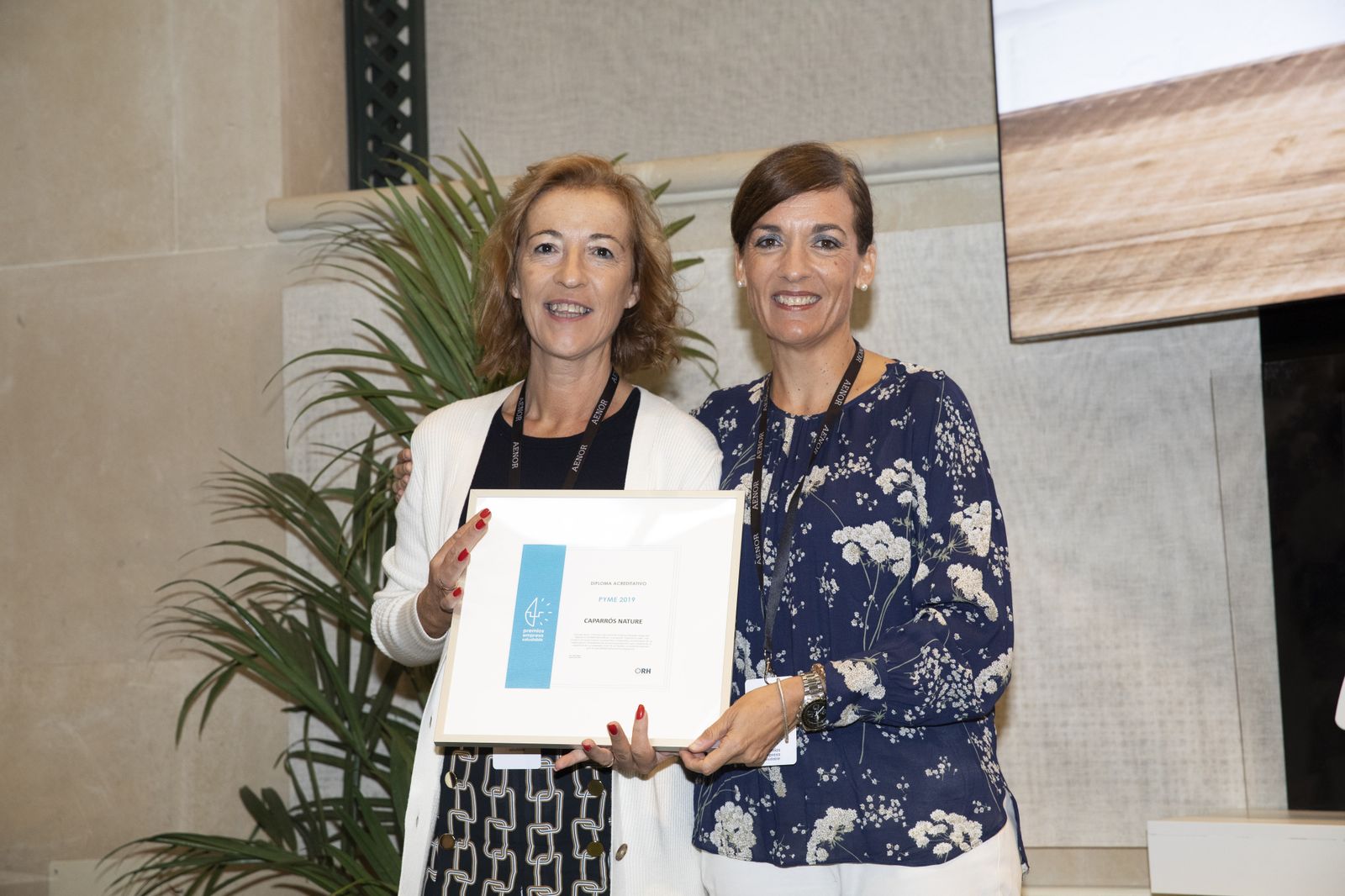 Mabel Salinas recoge el reconocimiento de manos de la responsable de AENOR.