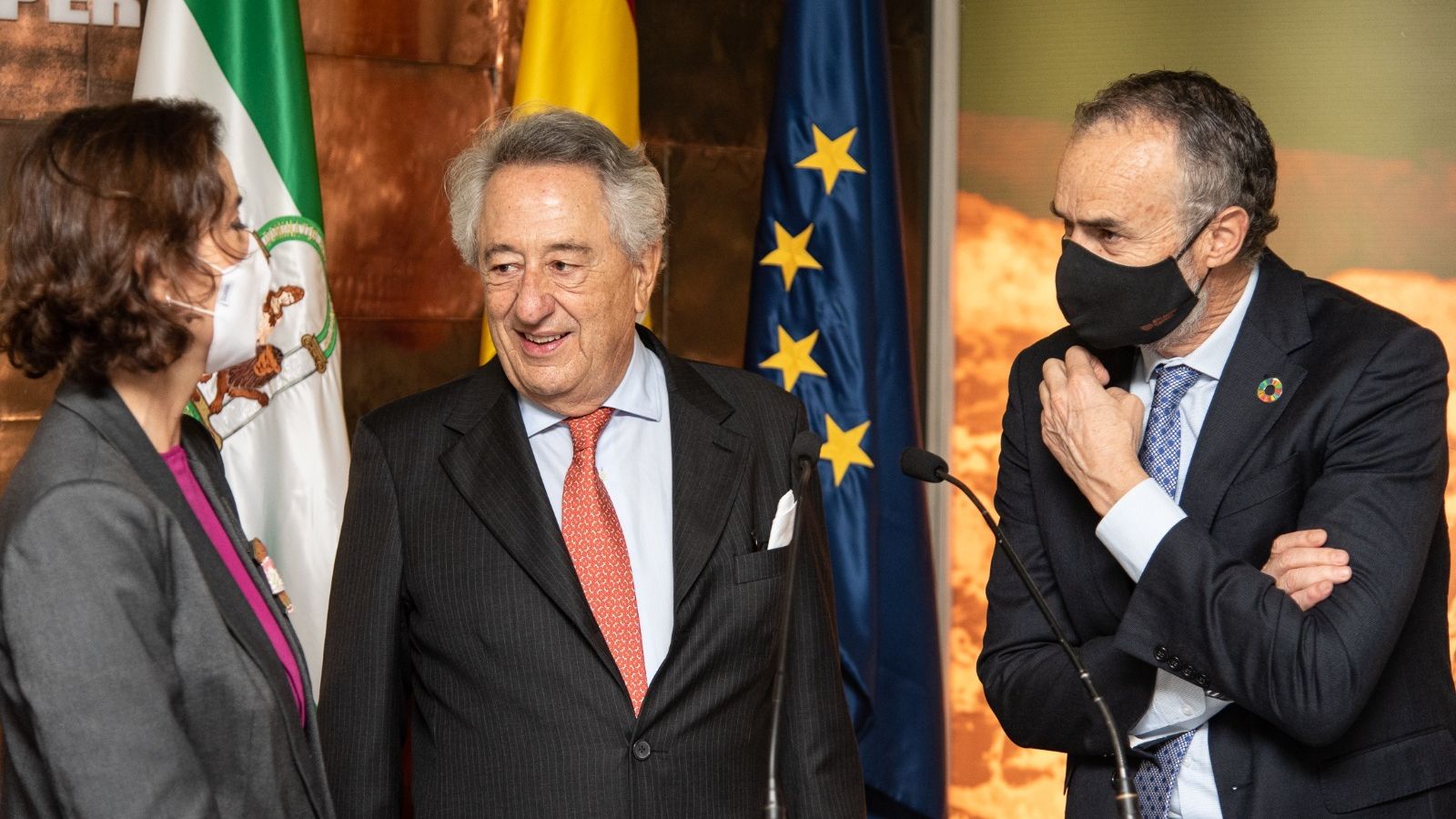 Reyes Maroto junto con Javier Targhetta y Carlos Ortiz.