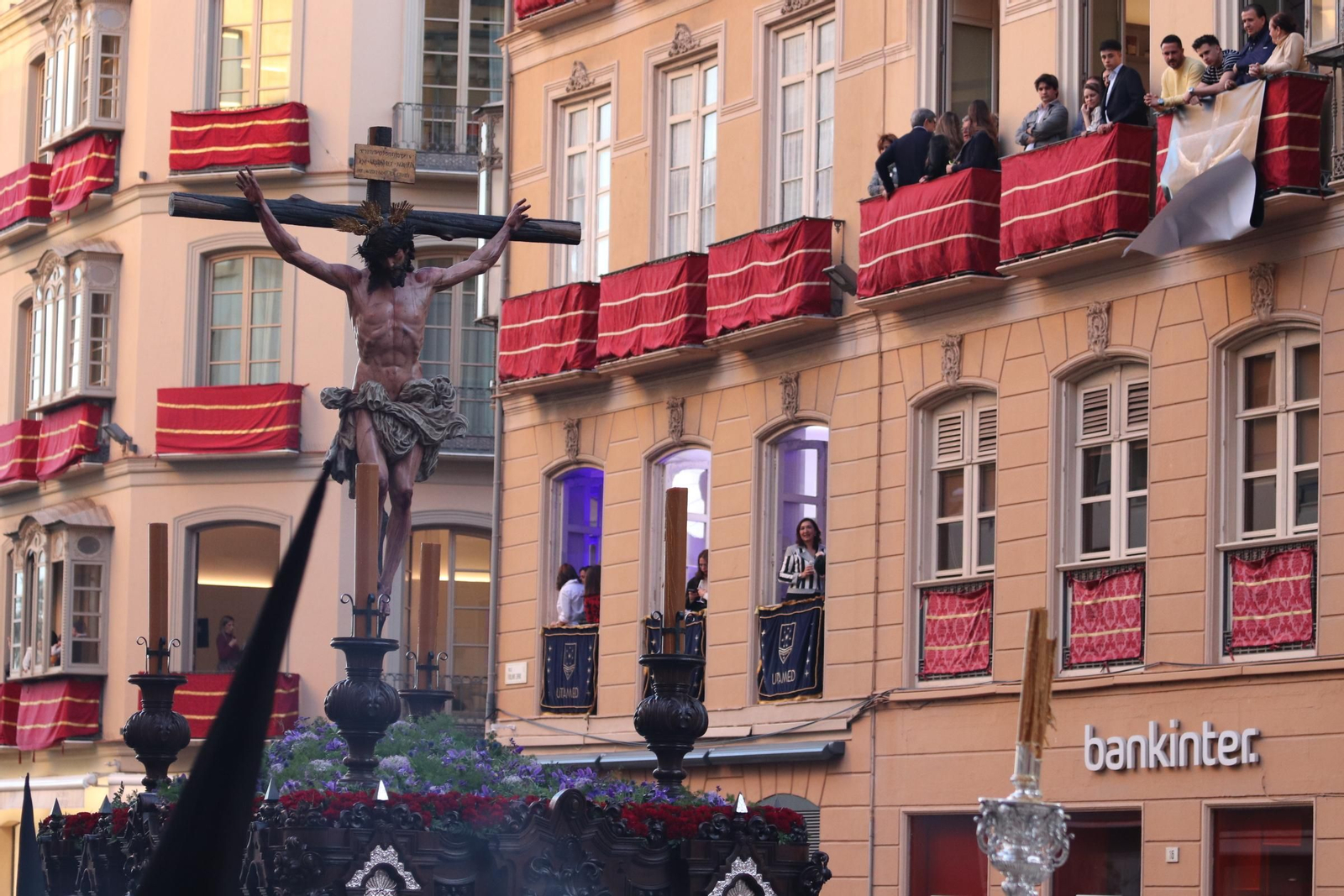 Crucifixión en el Lunes Santo en Málaga, en fotos